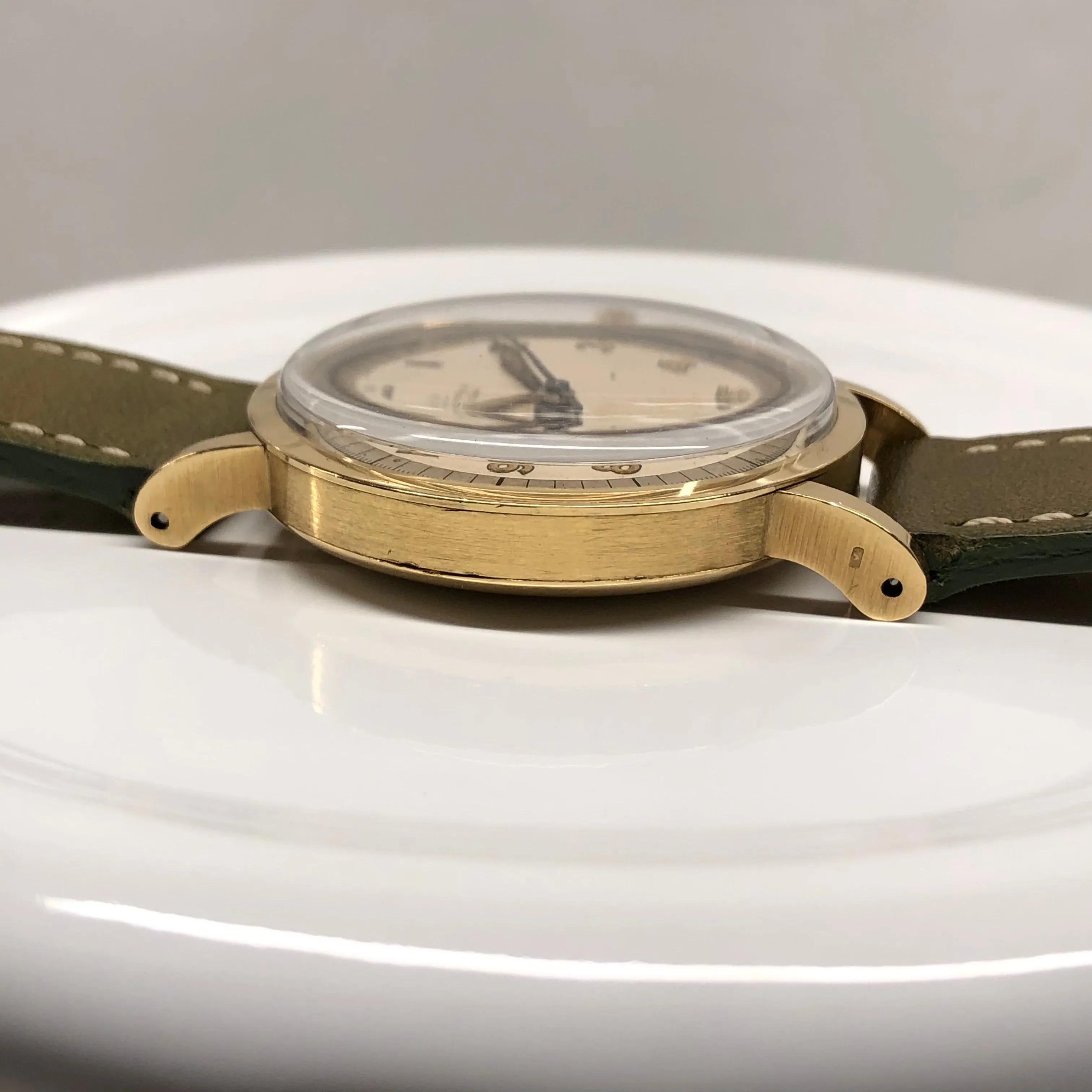 1944 Omega Chronometre 30T2 SC 18K Yellow Gold 35.5mm Original Sector Dial Radium Wristwatch