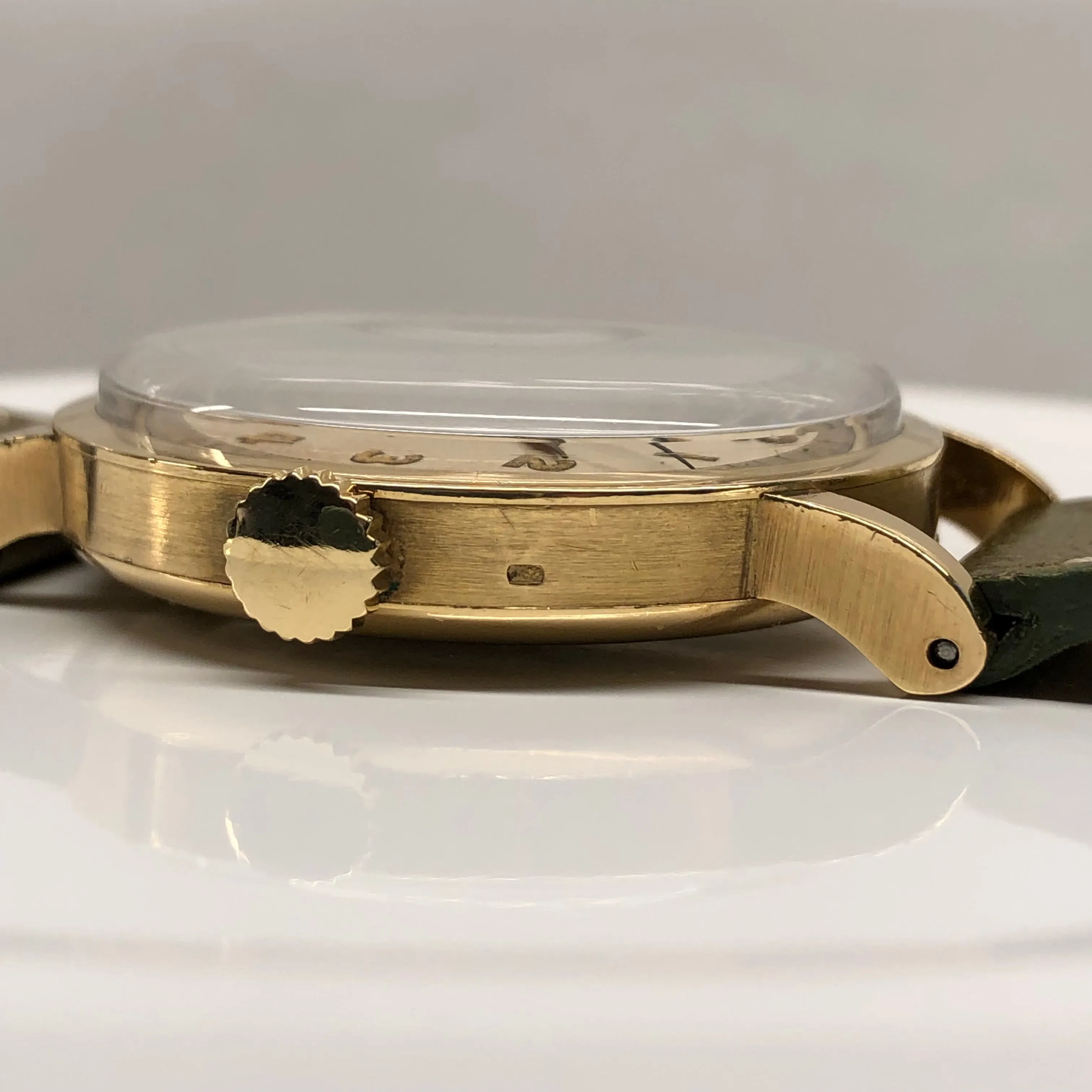 1944 Omega Chronometre 30T2 SC 18K Yellow Gold 35.5mm Original Sector Dial Radium Wristwatch