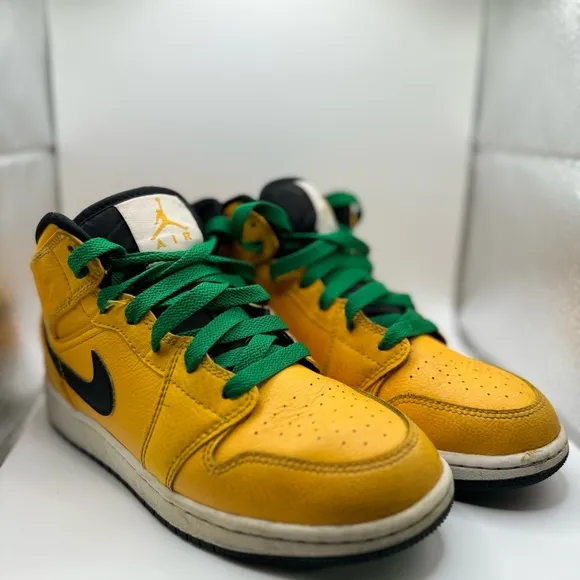 Boys Jordan 1s sz 4Y Excellent condition!