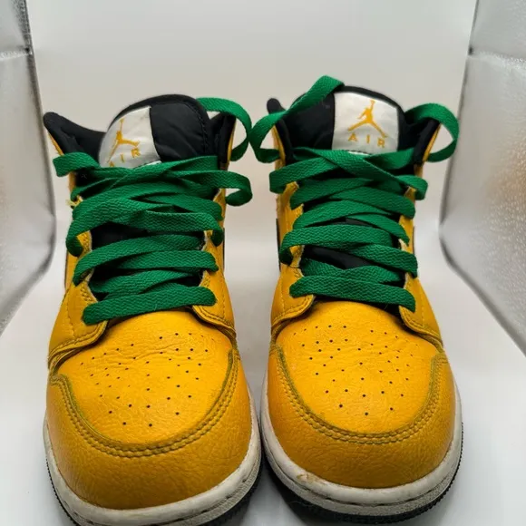 Boys Jordan 1s sz 4Y Excellent condition!