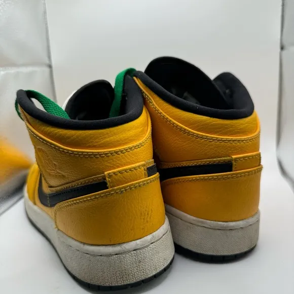 Boys Jordan 1s sz 4Y Excellent condition!