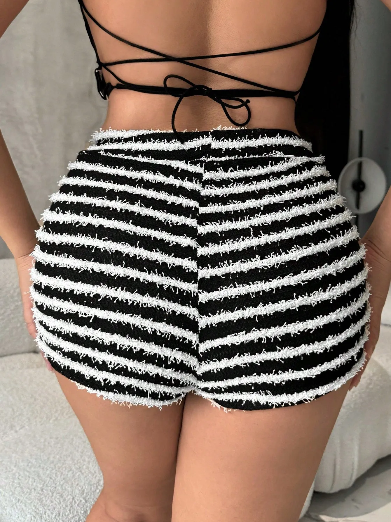 Cherry Vibes: Shorts Ajustados de Rayas para Mujer en