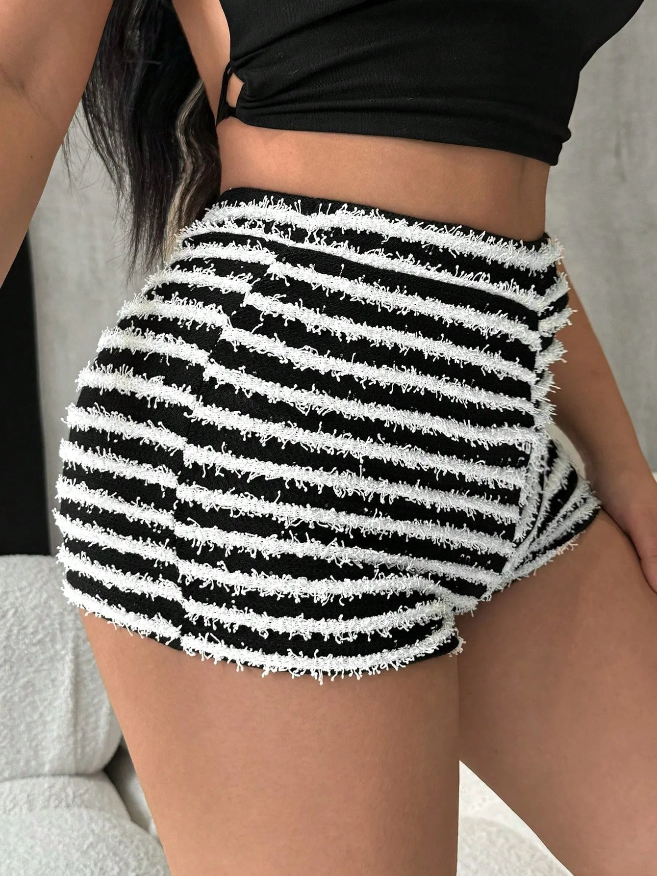 Cherry Vibes: Shorts Ajustados de Rayas para Mujer en