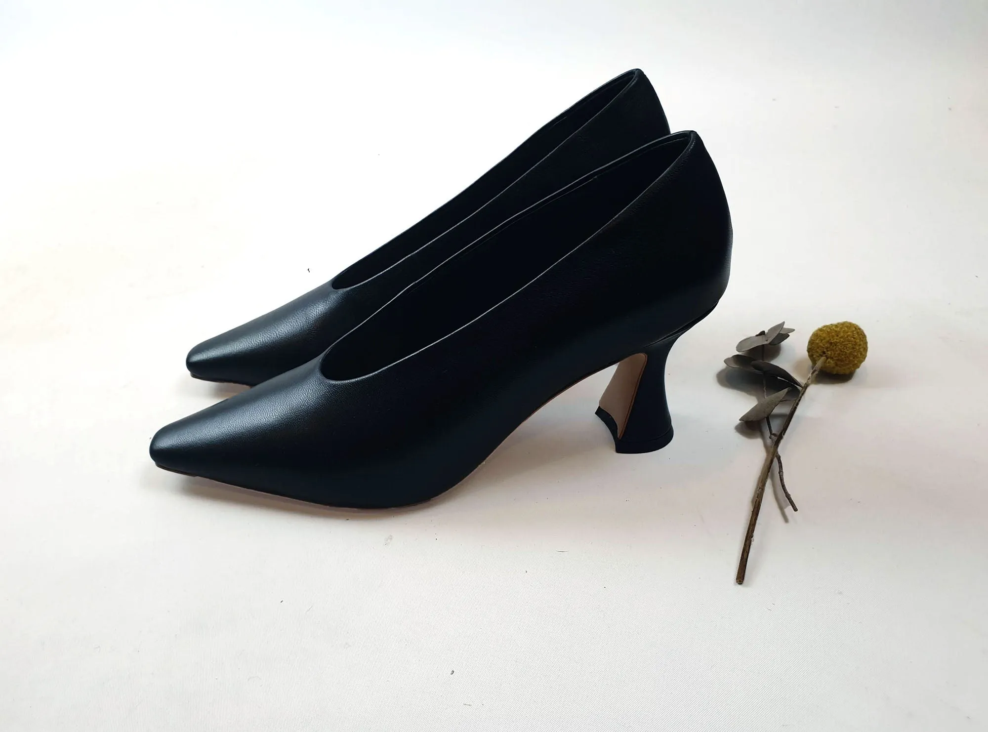 Country Road black all leather court shoes size 38