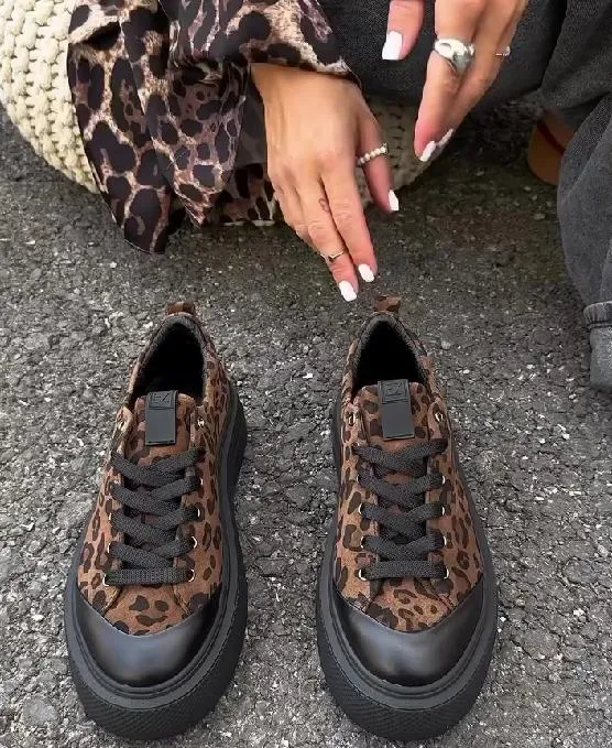 Fashionable leopard print soft-soled shoes