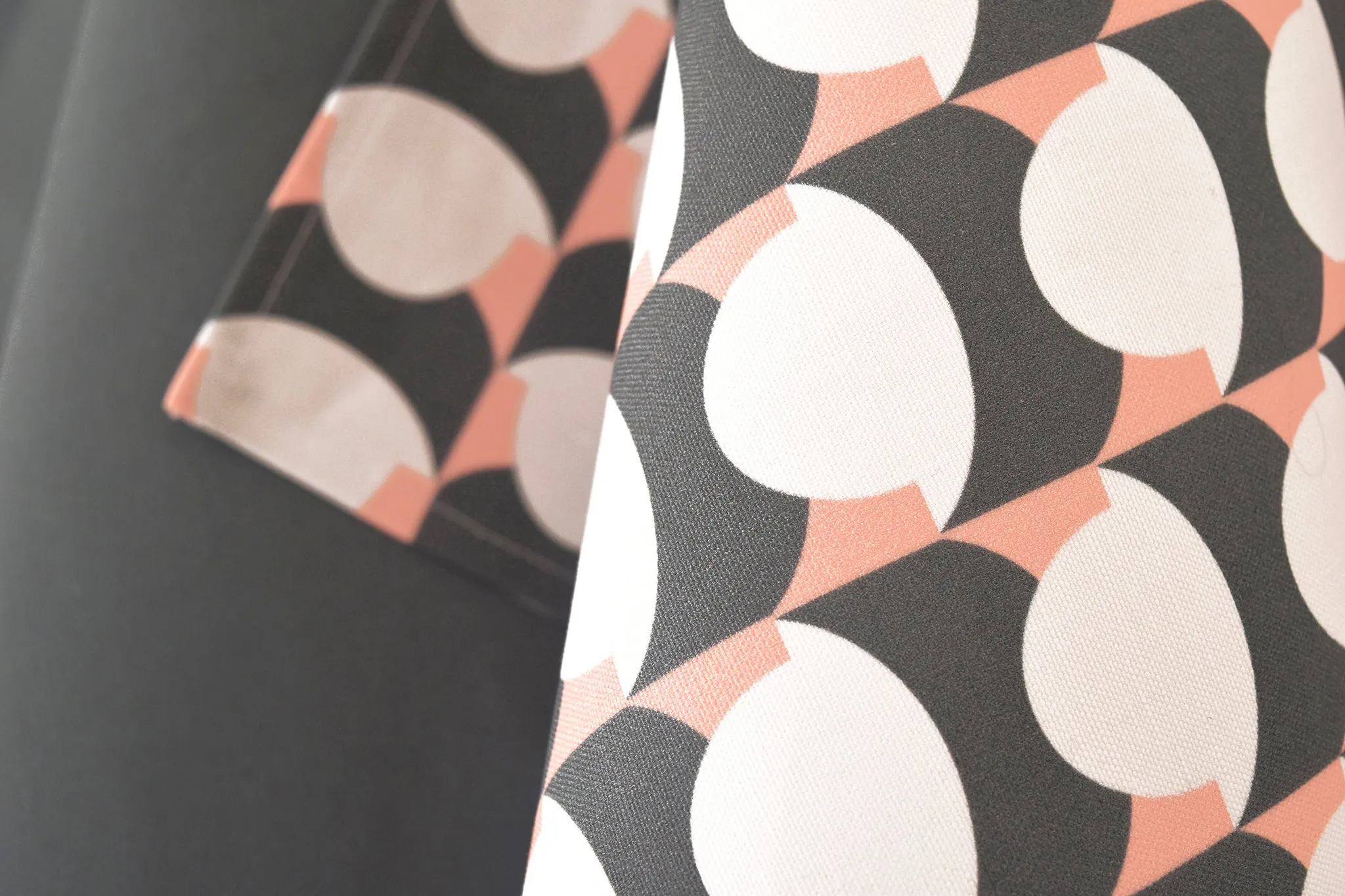 Hercule Linen Cotton Tea Towel (18.5x25) – Set of 2 (Patterned Salmon & Solid Charcoal)