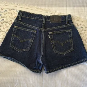 Levi's Vintage Silvertab Guys Fit Women's Blue Denim Shorts  Size 7/8