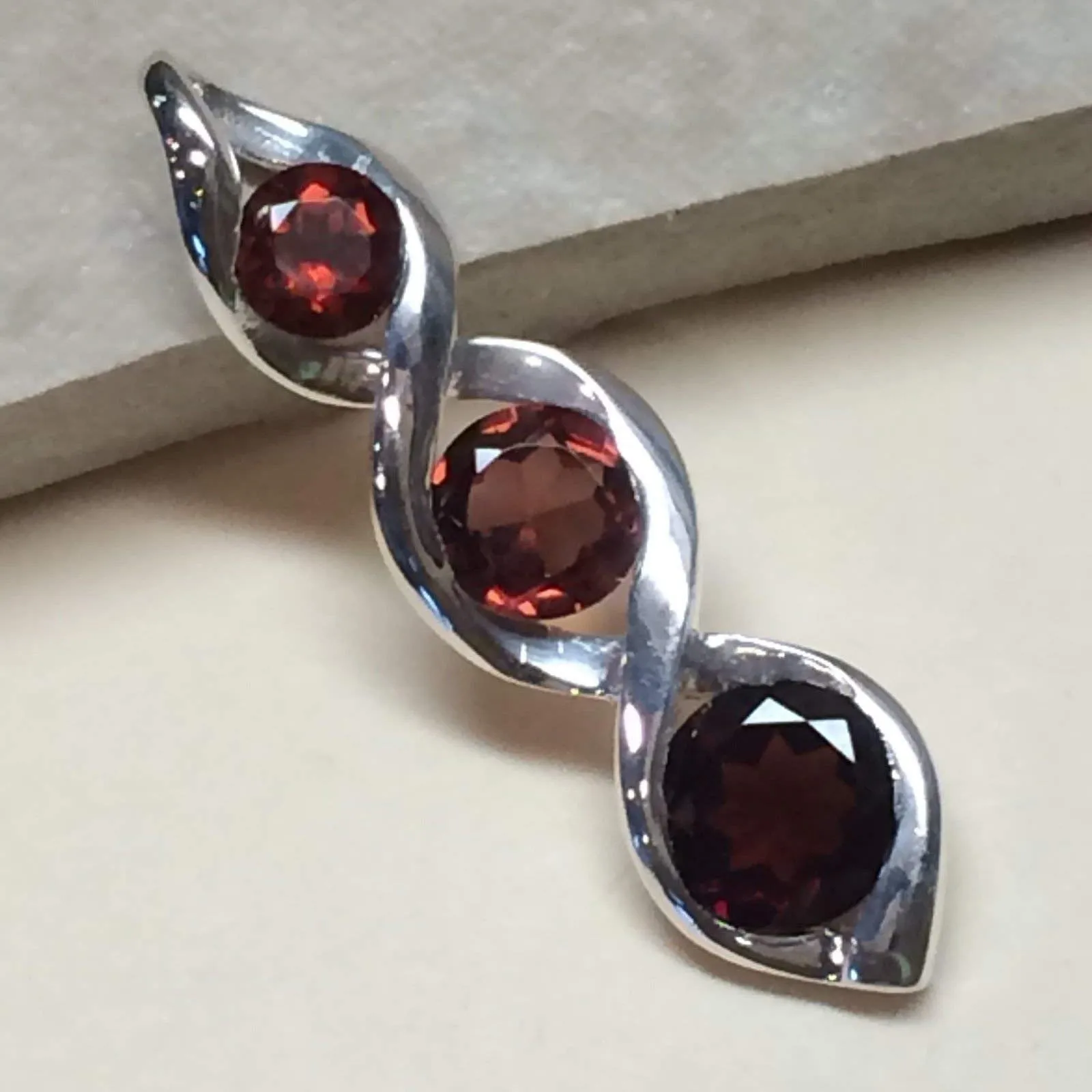 Natural 2.5ct Pyrope Garnet 925 Solid Sterling Silver Pendant 28mm