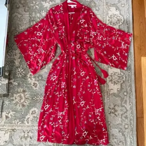 Victoria's Secret One Size Silk Red Floral Embroidered Robe Kimono Vintage