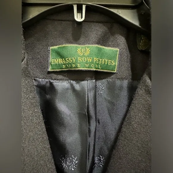 Vintage EMBASSY ROW Women's size 8P Wool Two Button Preppy Blazer Crest Emblem