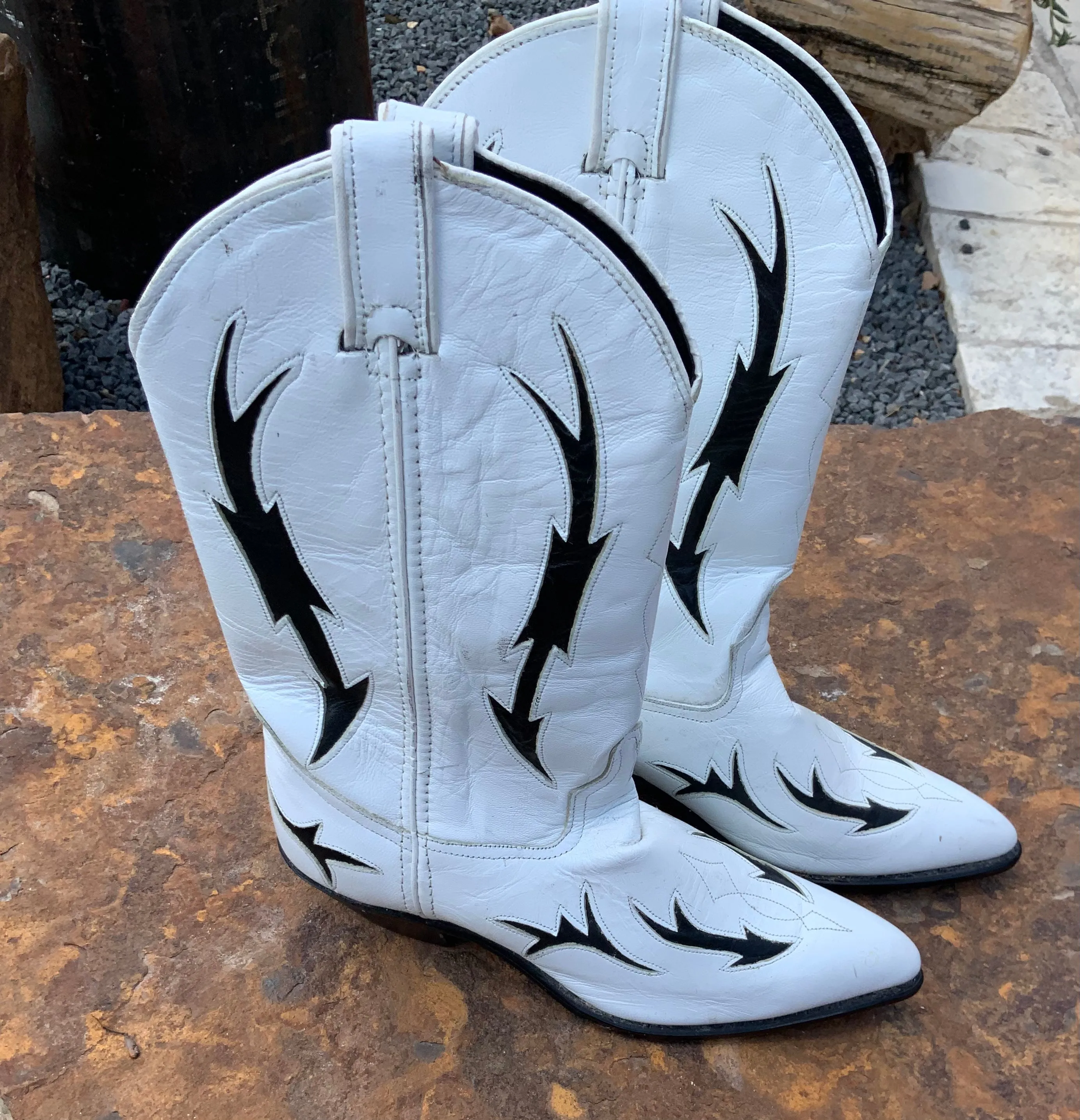 Vintage White Boots with Black Arrows 8M
