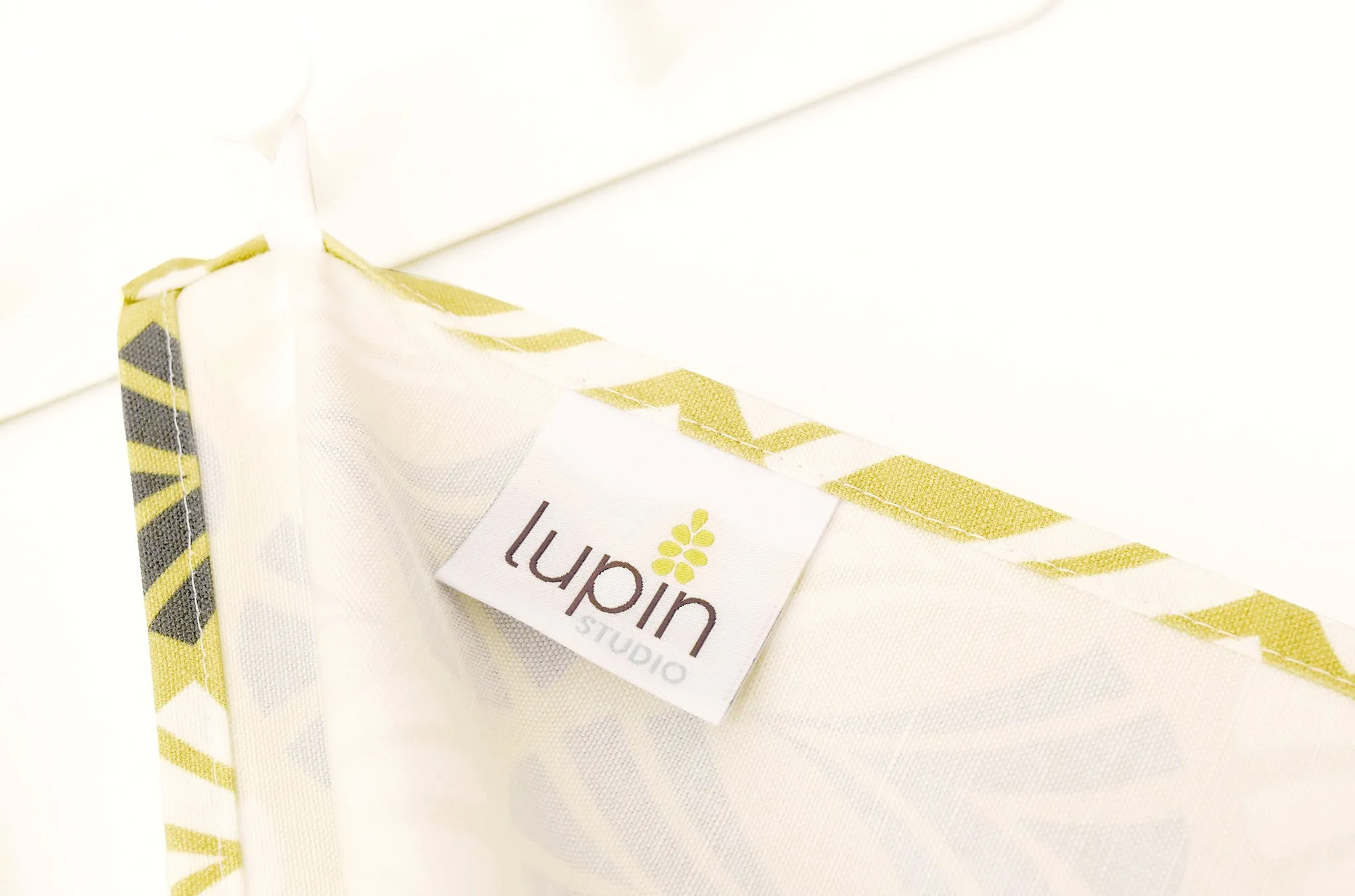 Waltz Linen Cotton Tea Towel (18.5x25) – Set of 2 (Patterned Moss & Solid Charcoal)