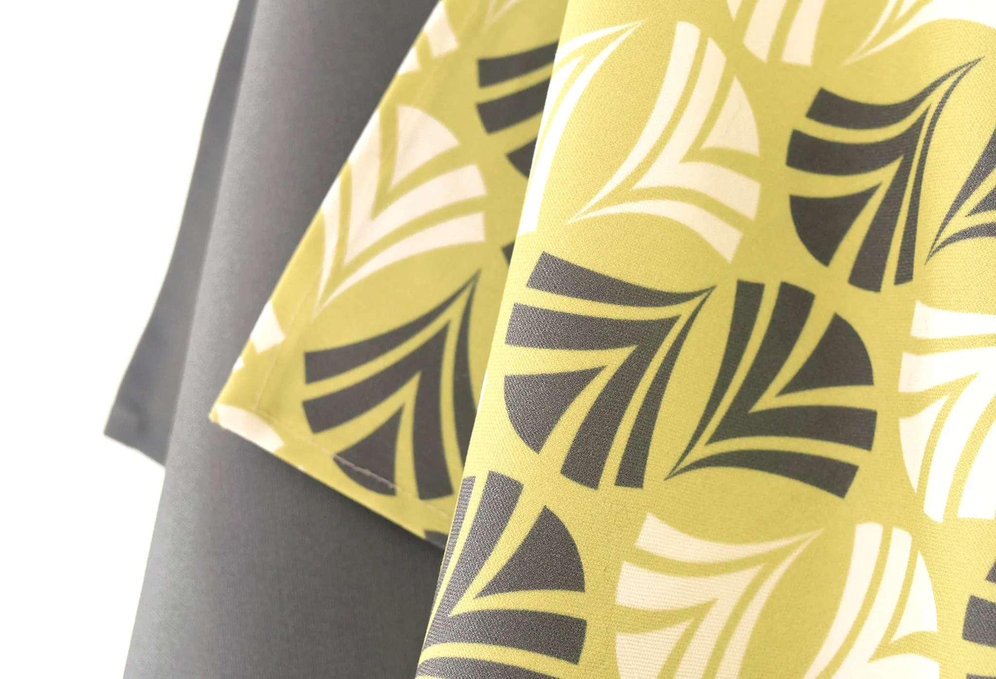 Waltz Linen Cotton Tea Towel (18.5x25) – Set of 2 (Patterned Moss & Solid Charcoal)